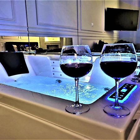 Luxury Jacuzzi Apartment Krakow Luaran gambar