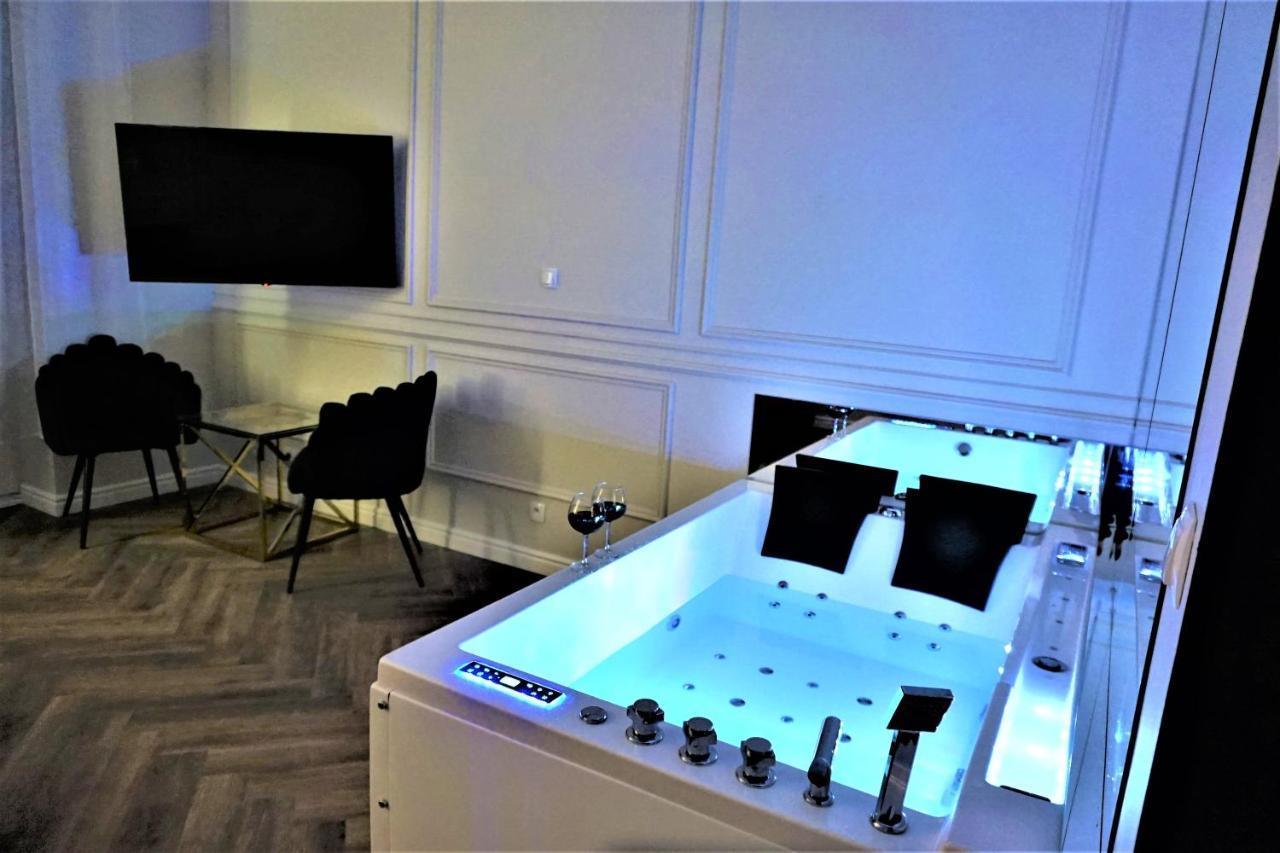 Luxury Jacuzzi Apartment Krakow Luaran gambar